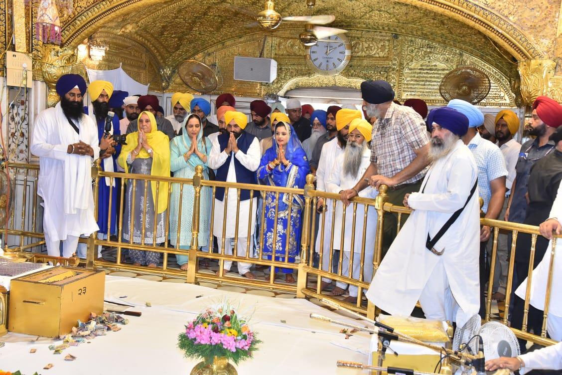 ਮੁੱਖ ਮੰਤਰੀ ਭਗਵੰਤ ਮਾਨ ਨੇ ਪਤਨੀ ਡਾ. ਗੁਰਪ੍ਰੀਤ ਕੌਰ ਨਾਲ ਦਰਬਾਰ ਸਾਹਿਬ ਵਿਖੇ ਮੱਥਾ ਟੇਕਿਆ