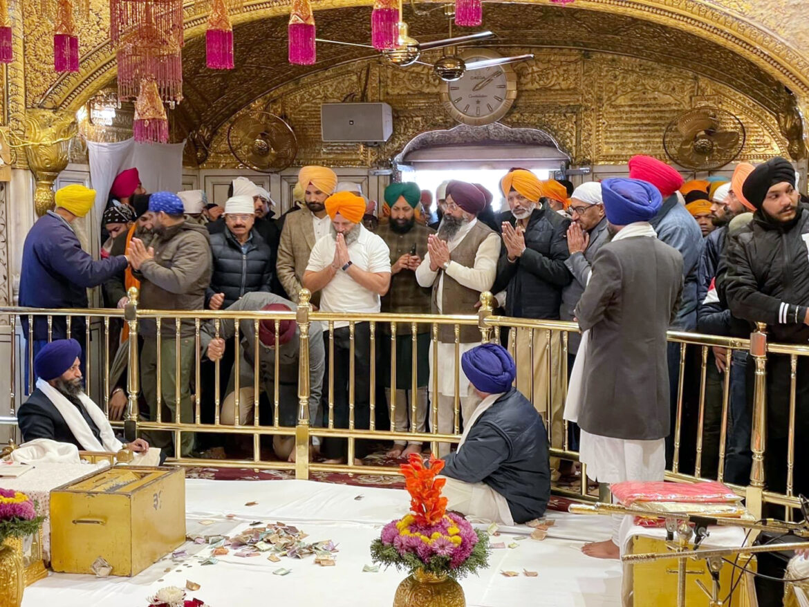 ਜਿਸ ਪਰਿਵਾਰ ਦੇ ਮੁਖੀਆਂ ਨੇ ਸ੍ਰੀ ਅਕਾਲ ਤਖਤ ਸਾਹਿਬ ਨੂੰ ਤੋਪਾਂ ਤੇ ਟੈਂਕਾਂ ਨਾਲ ਢਹਿ-ਢੇਰੀ ਕੀਤਾ – ਉਸੇ ਪਰਿਵਾਰ ਦੇ ਵਾਰਸ ਰਾਹੁਲ ਗਾਂਧੀ ਨੇ ਸ੍ਰੀ ਦਰਬਾਰ ਸਾਹਿਬ ਟੇਕਿਆ ਮੱਥਾ