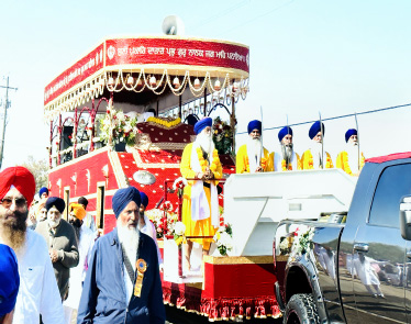 ਗੁਰਦੁਆਰਾ ਗੁਰੂ ਨਾਨਕ ਪ੍ਰਕਾਸ਼ ਫਰਿਜ਼ਨੋ ਵਲੋਂ ਸਜਾਏ ਨਗਰ ਕੀਰਤਨ ਦੌਰਾਨ ਚਮਕਿਆ ਖਾਲਸਾਈ ਰੰਗ