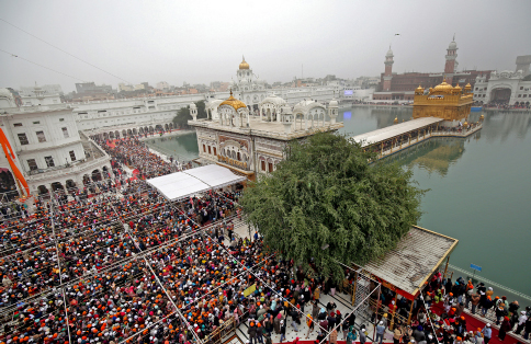 ਨਵੇਂ ਵਰ੍ਹੇ ’ਤੇ ਸੈਂਕੜੇ ਸ਼ਰਧਾਲੂ ਸ੍ਰੀ ਹਰਿਮੰਦਰ ਸਾਹਿਬ ਨਤਮਸਤਕ